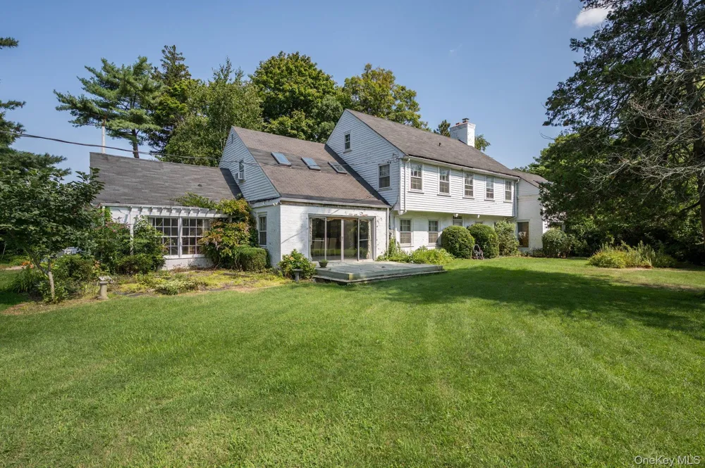 257 Adams Lane Hewlett Neck, NY 11557