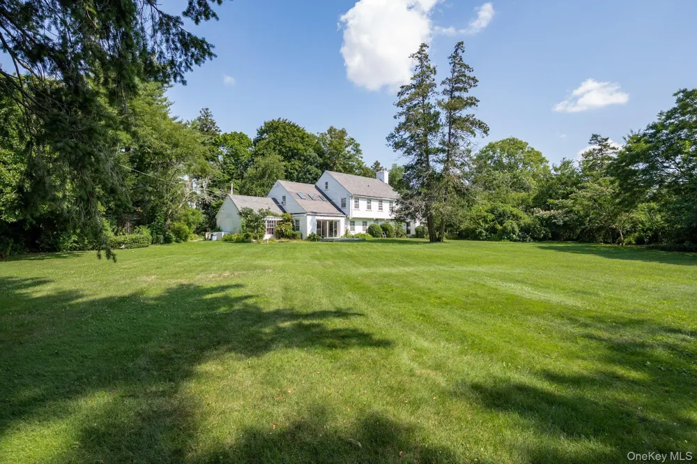257 Adams Lane Hewlett Neck, NY 11557