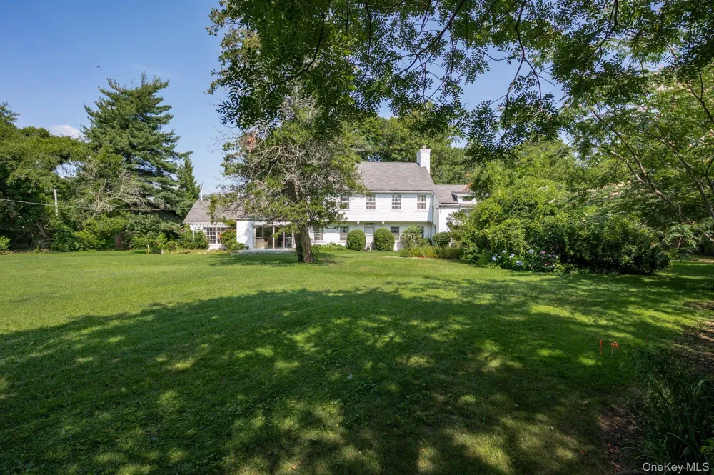 257 Adams Lane Hewlett Neck, NY 11557