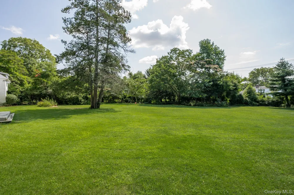 257 Adams Lane Hewlett Neck, NY 11557