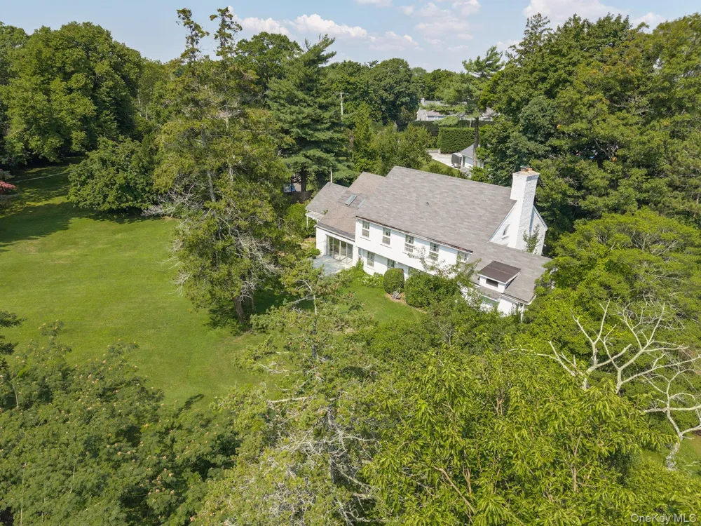 257 Adams Lane Hewlett Neck, NY 11557
