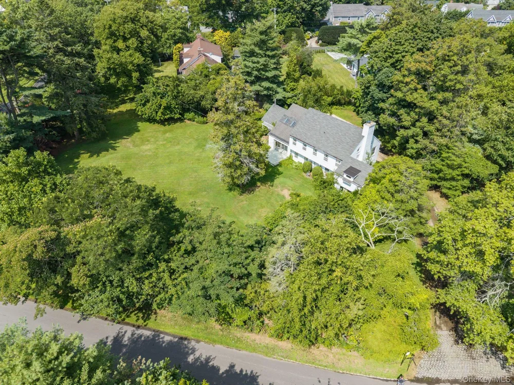 257 Adams Lane Hewlett Neck, NY 11557