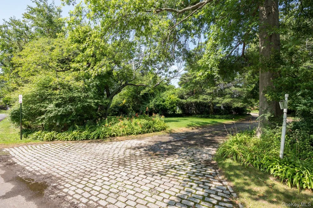 257 Adams Lane Hewlett Neck, NY 11557