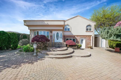 1072 Hicksville Road