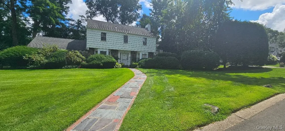 10 Meadow Woods Road Great Neck, NY 11020