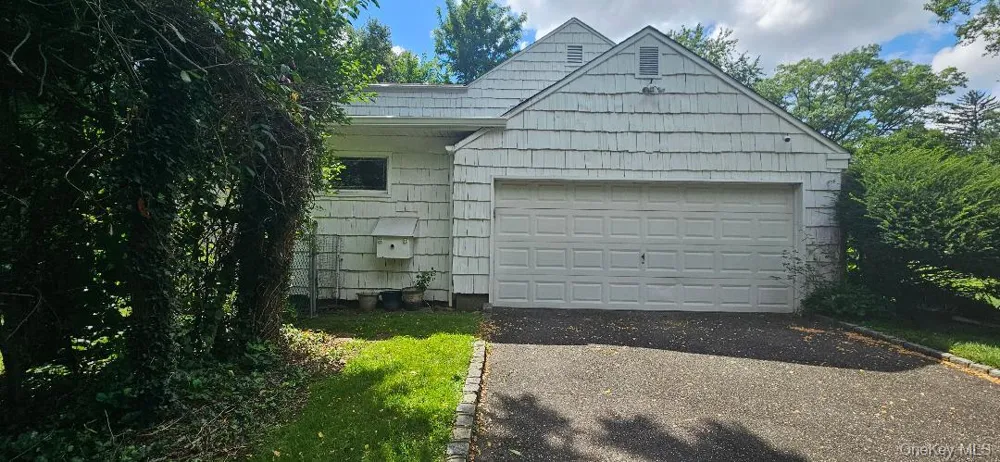 10 Meadow Woods Road Great Neck, NY 11020