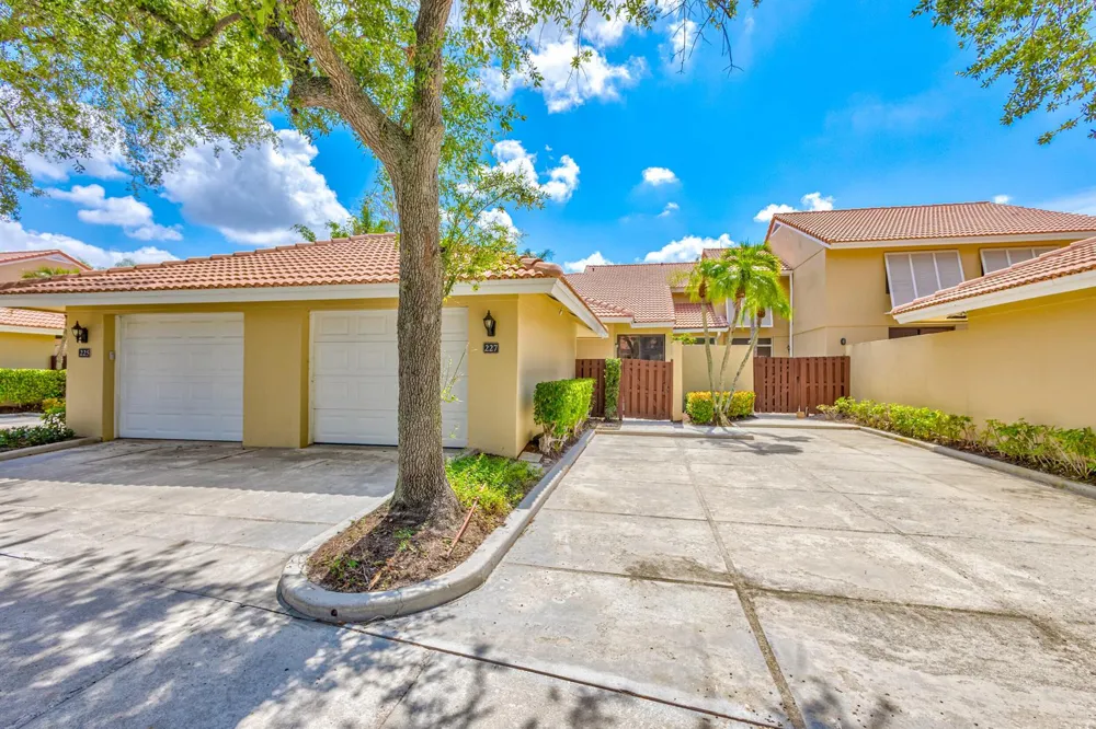 227 OLD MEADOW WAY Palm Beach Gardens, FL 33418