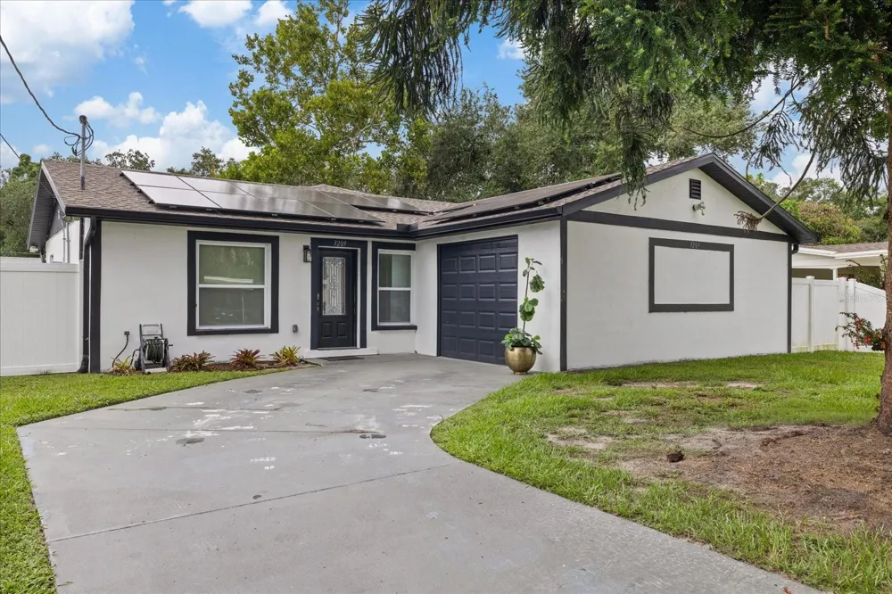 3209 E HANNA AVENUE Tampa, FL 33610