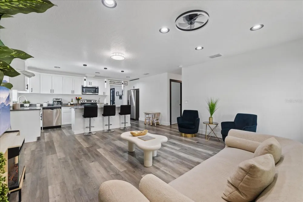 3209 E HANNA AVENUE Tampa, FL 33610