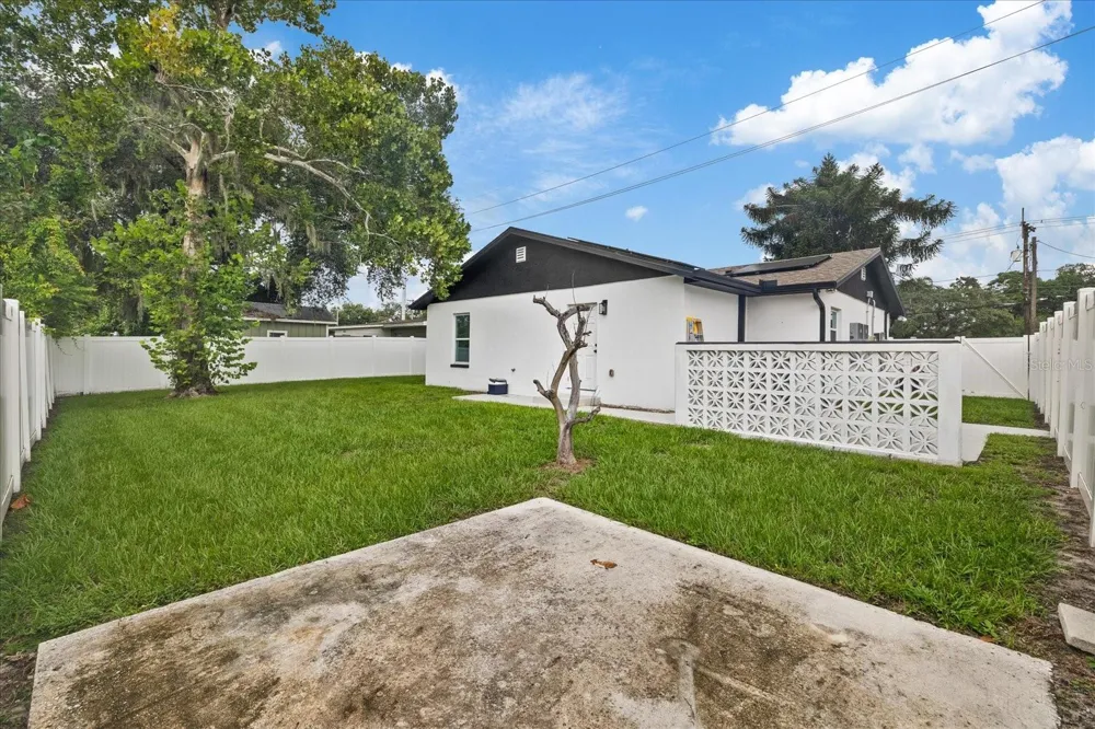 3209 E HANNA AVENUE Tampa, FL 33610