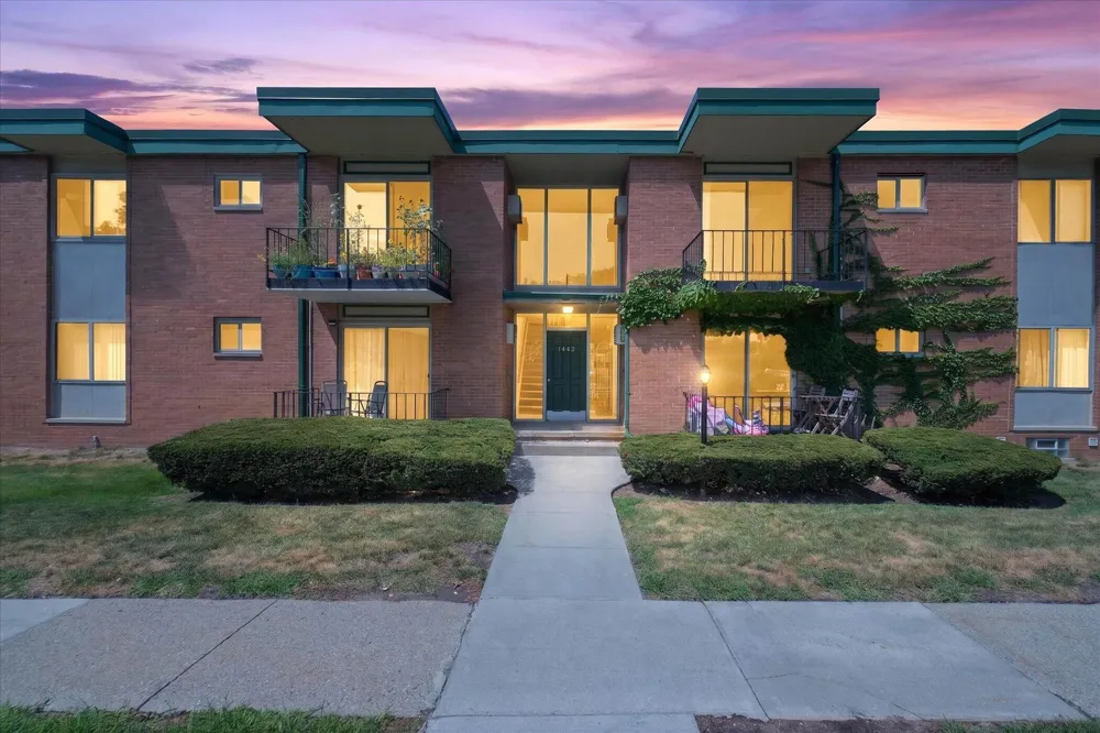 1942 Axtell Drive #3 Troy City, MI 48084