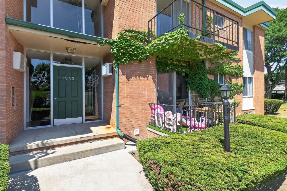 1942 Axtell Drive #3 Troy City, MI 48084