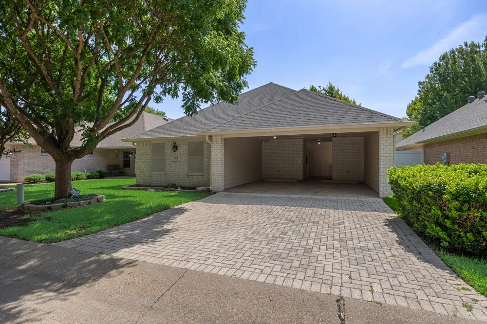 104 Enchanted Court Red Oak, TX 75154