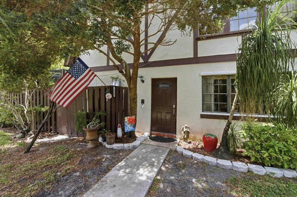 126 WEYBRIDGE CIRCLE #B Royal Palm Beach, FL 33411