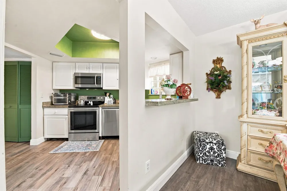 126 WEYBRIDGE CIRCLE #B Royal Palm Beach, FL 33411