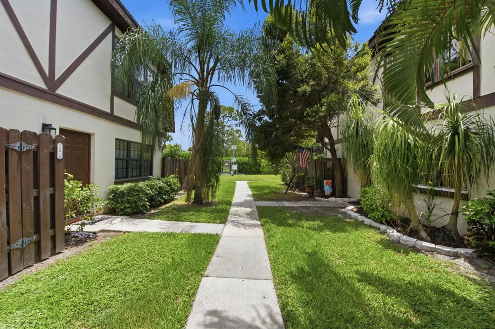 126 WEYBRIDGE CIRCLE #B Royal Palm Beach, FL 33411