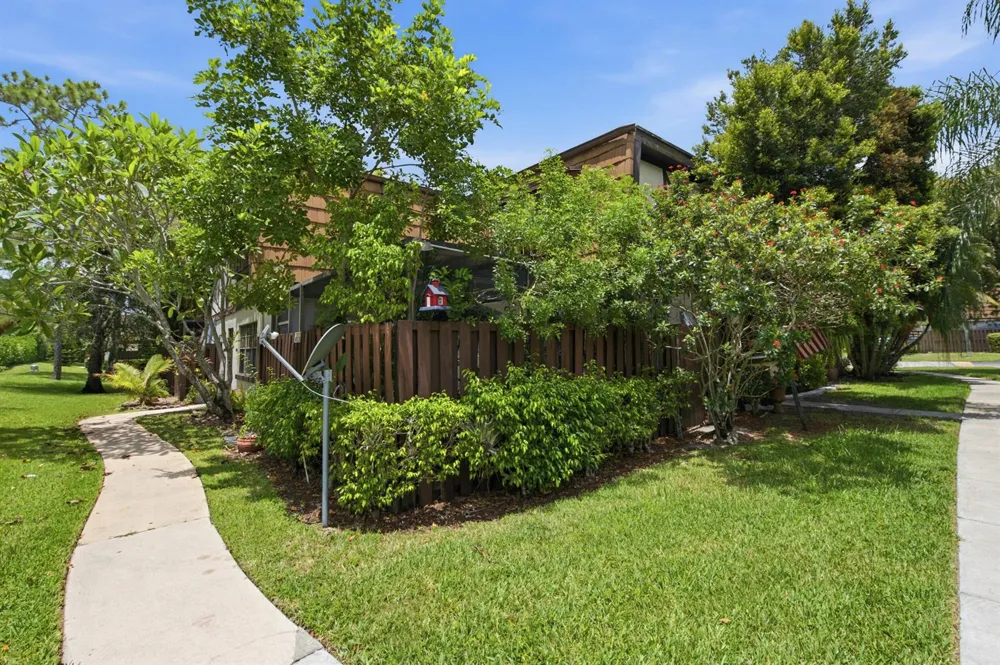 126 WEYBRIDGE CIRCLE #B Royal Palm Beach, FL 33411
