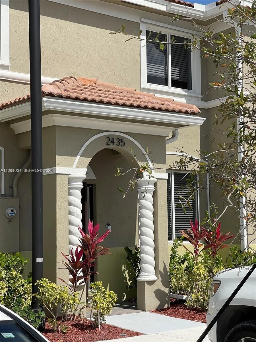 2435 SE 11th St Homestead, FL 33035