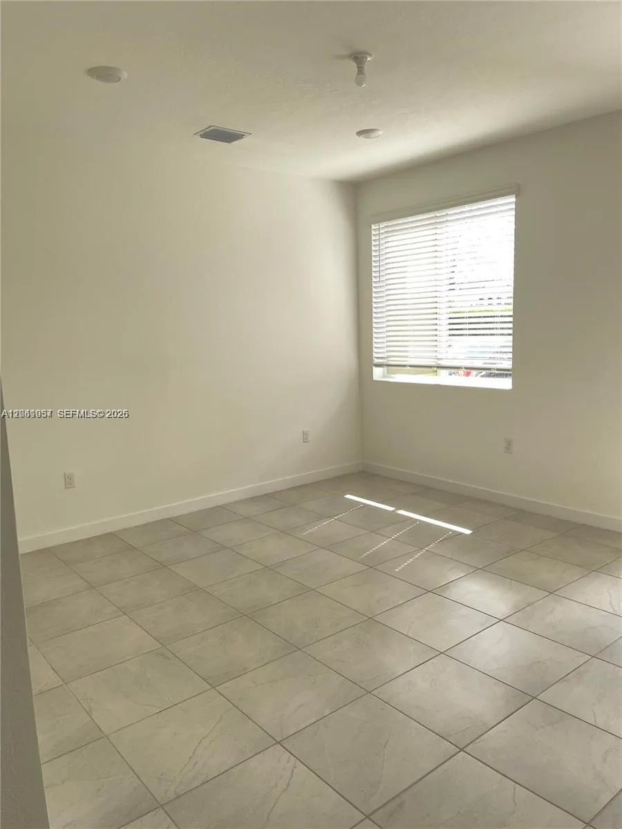 2435 SE 11th St Homestead, FL 33035