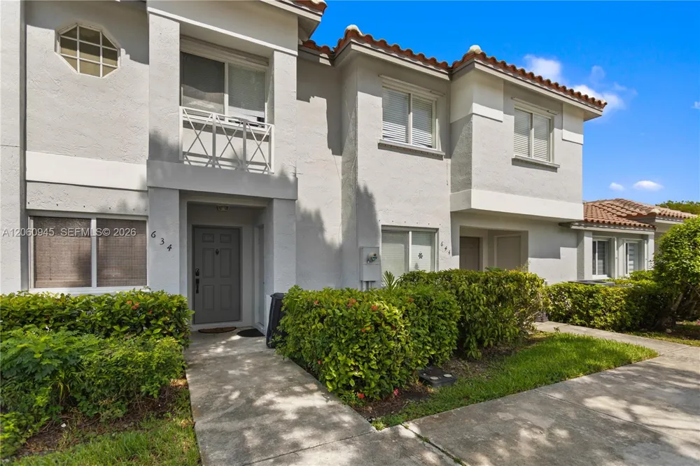 634 NW 208th Dr Pembroke Pines, FL 33029