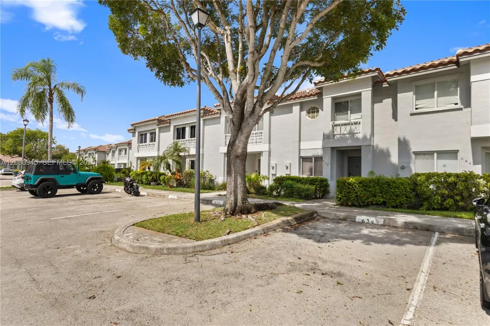 634 NW 208th Dr Pembroke Pines, FL 33029
