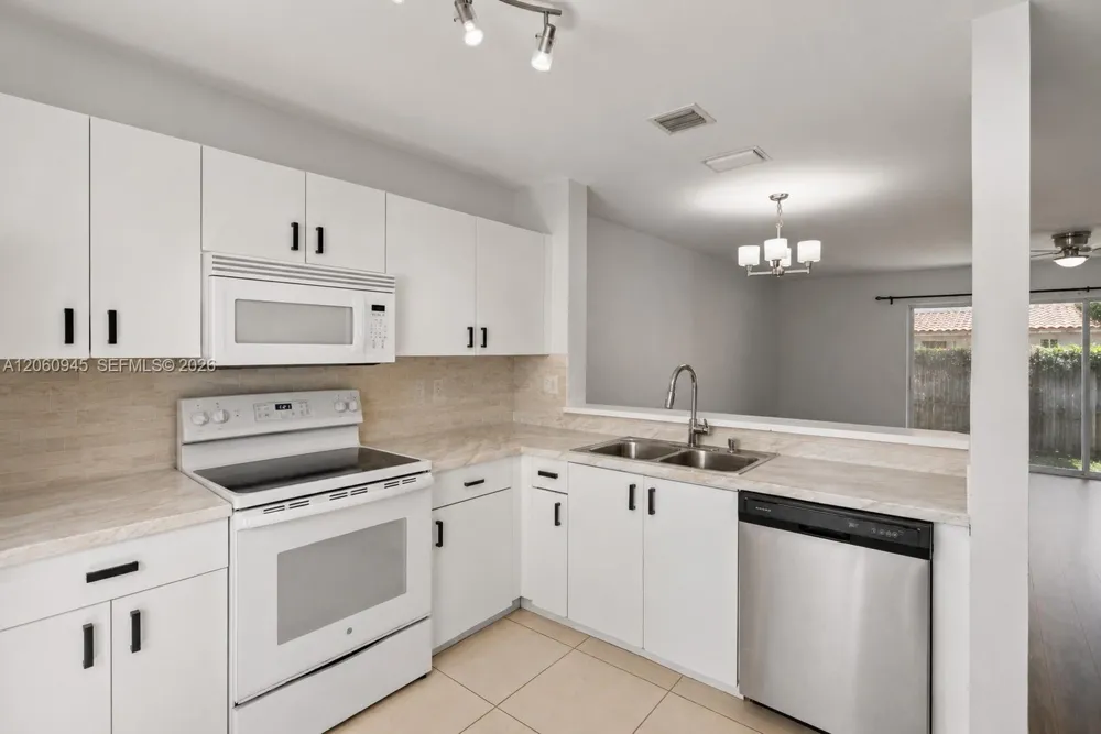 634 NW 208th Dr Pembroke Pines, FL 33029