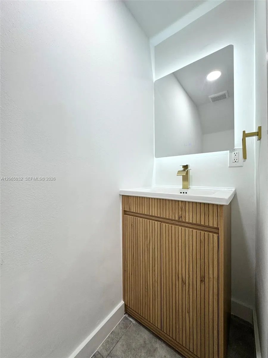 5580 W 26th Ct #209 Hialeah, FL 33016