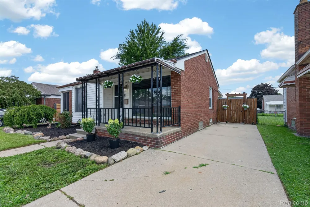 28202 Hollywood Street Roseville City, MI 48066