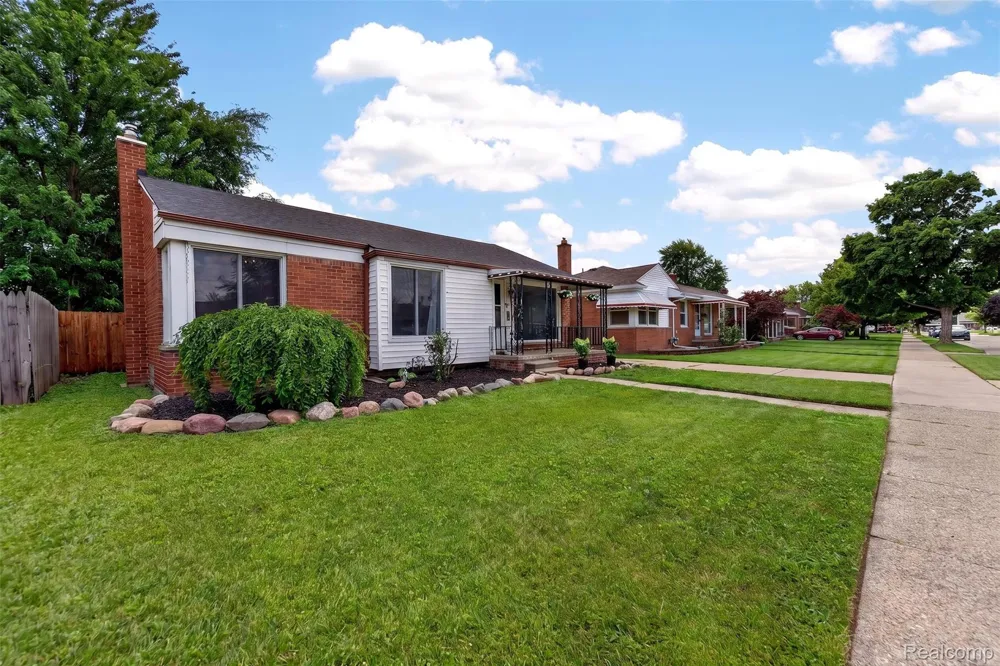 28202 Hollywood Street Roseville City, MI 48066