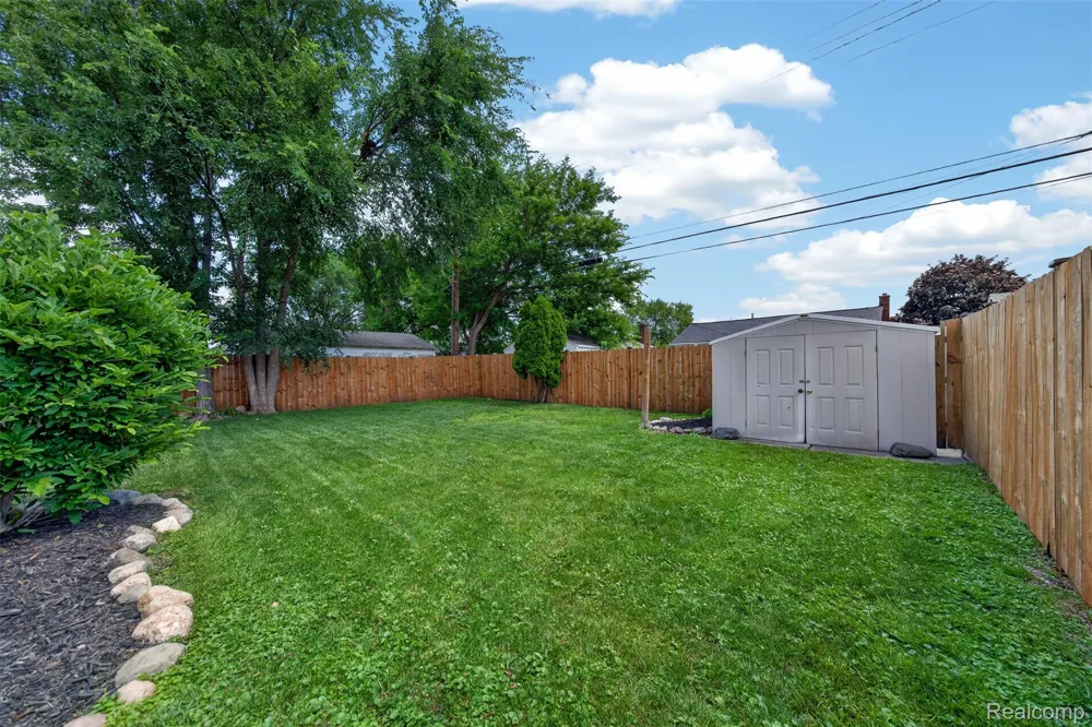 28202 Hollywood Street Roseville City, MI 48066