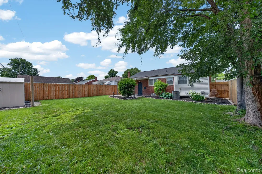 28202 Hollywood Street Roseville City, MI 48066