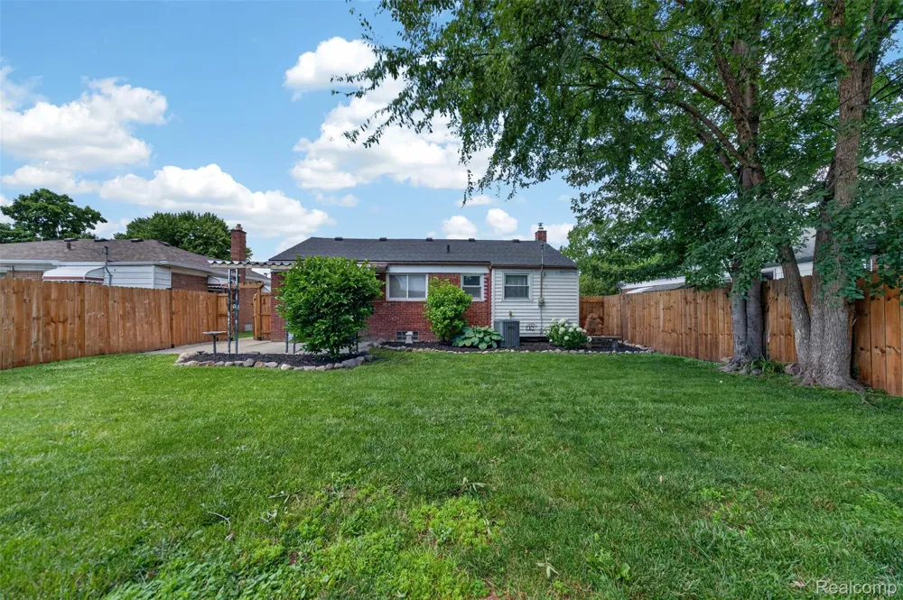 28202 Hollywood Street Roseville City, MI 48066