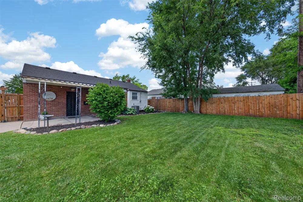 28202 Hollywood Street Roseville City, MI 48066