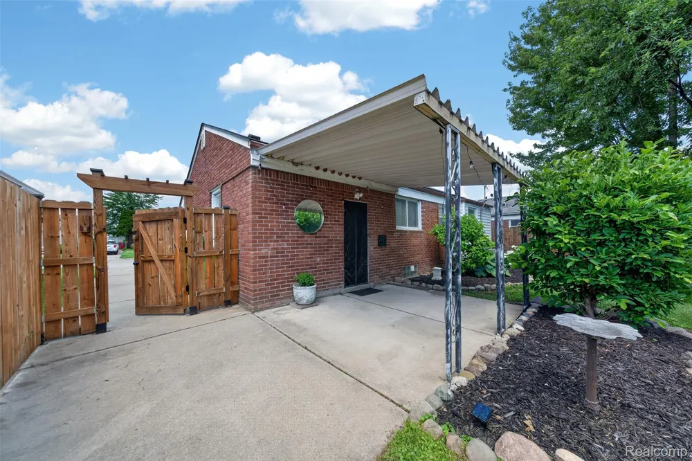 28202 Hollywood Street Roseville City, MI 48066