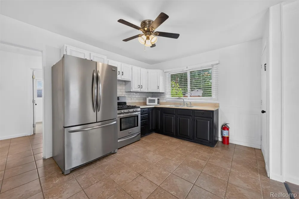 28202 Hollywood Street Roseville City, MI 48066