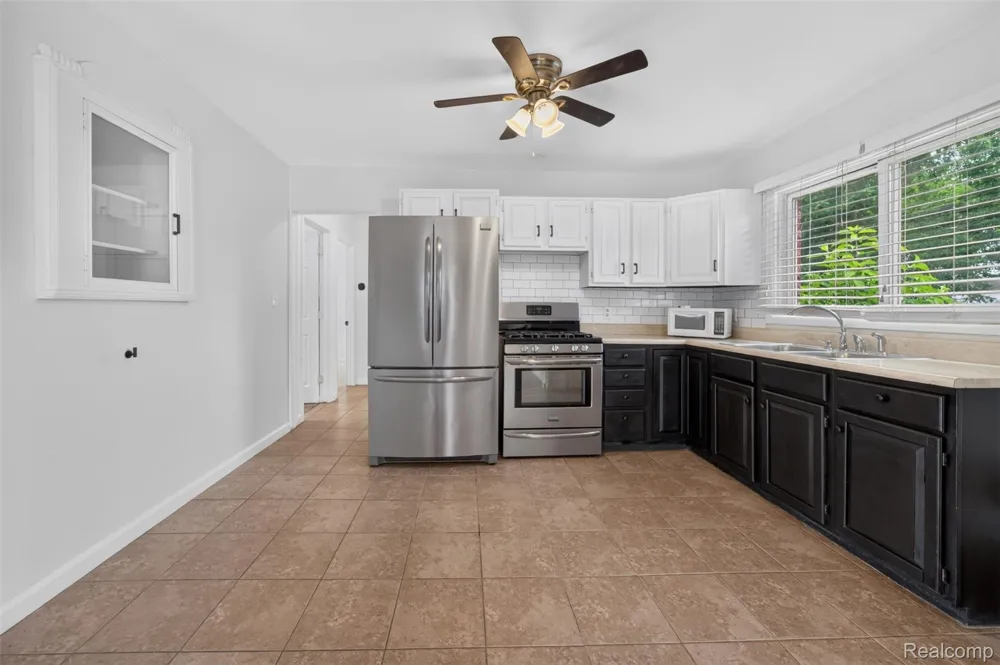 28202 Hollywood Street Roseville City, MI 48066