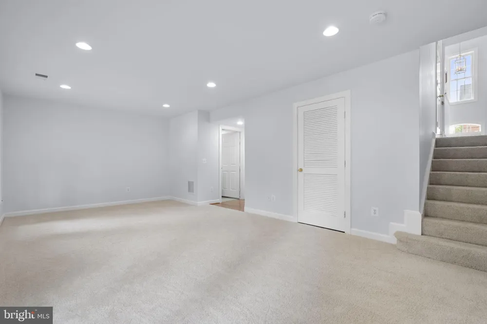 41794 EXPECTATION SQUARE Aldie, VA 20105
