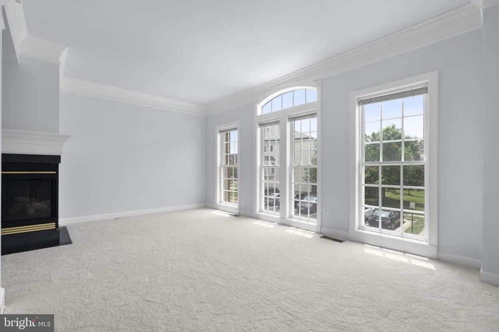 41794 EXPECTATION SQUARE Aldie, VA 20105