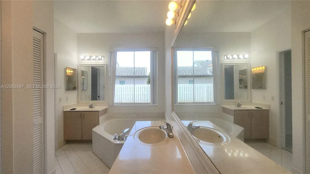 924 Falling Water Rd #924 Weston, FL 33326