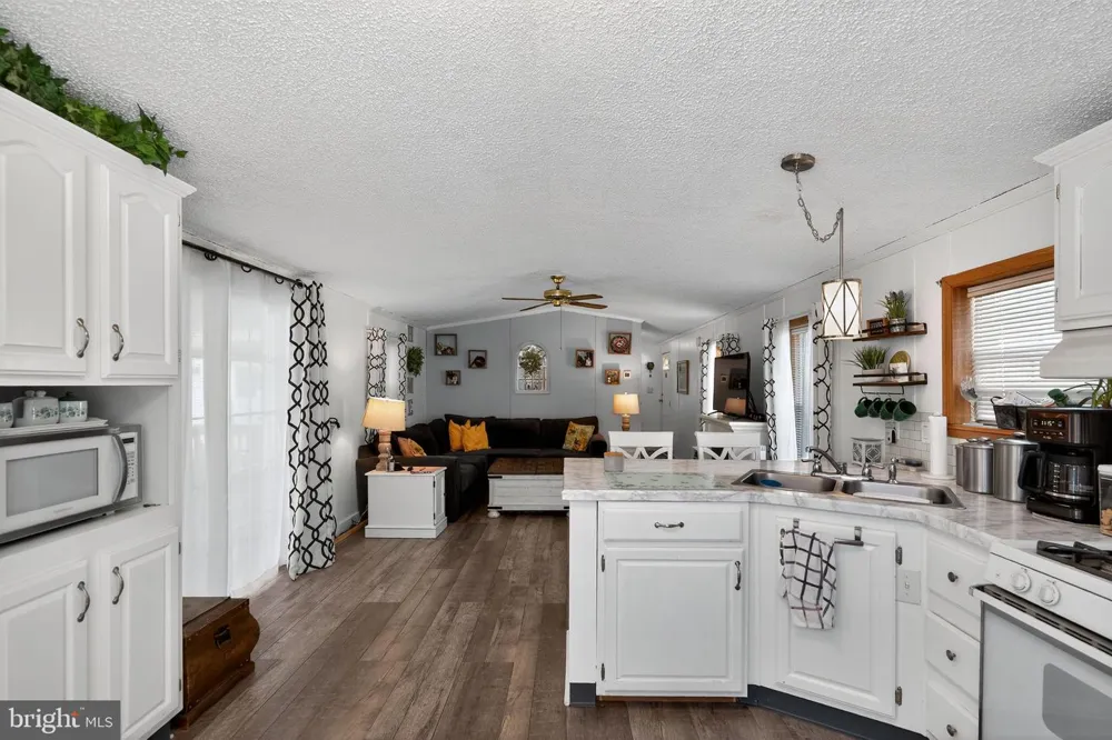 4 SOUTH DRIVE East Windsor, NJ 08520