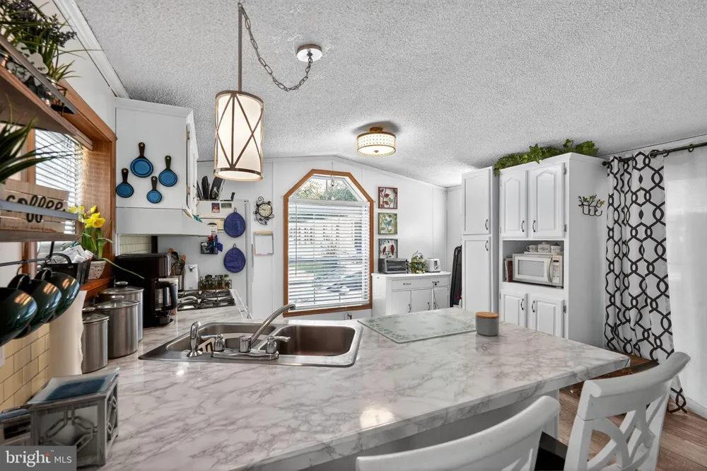 4 SOUTH DRIVE East Windsor, NJ 08520