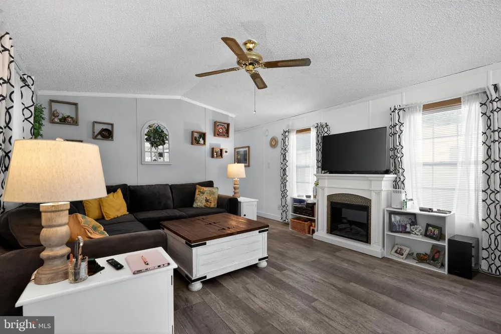 4 SOUTH DRIVE East Windsor, NJ 08520