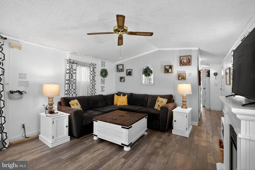 4 SOUTH DRIVE East Windsor, NJ 08520