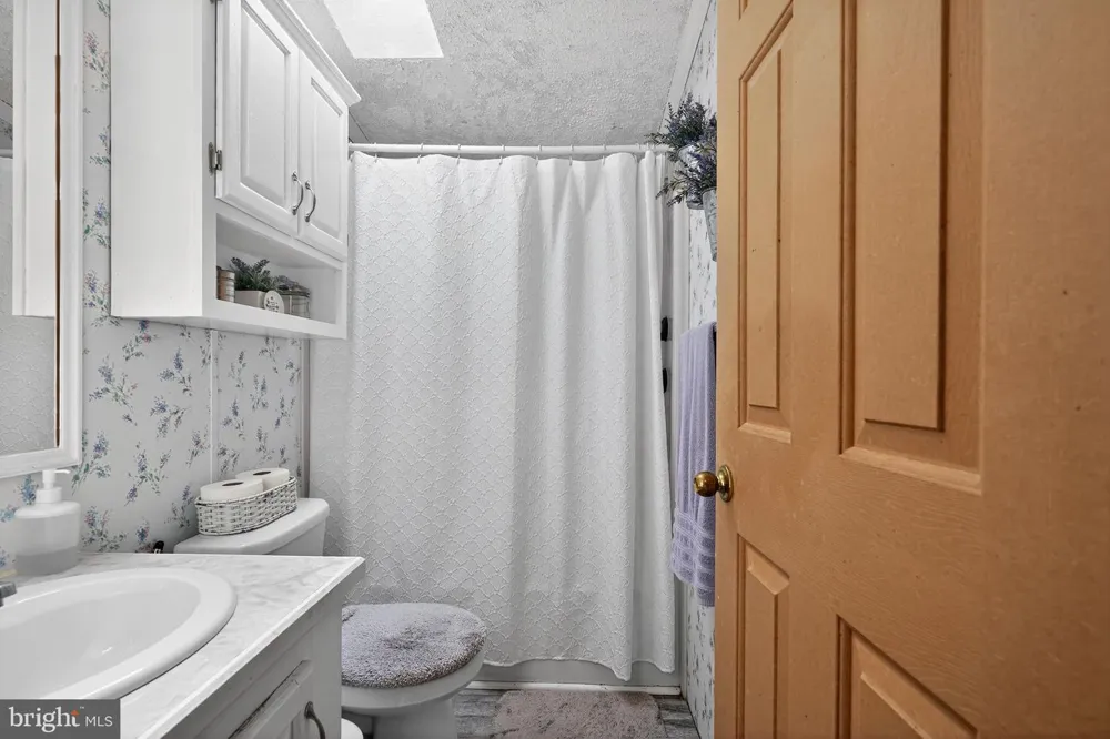 4 SOUTH DRIVE East Windsor, NJ 08520