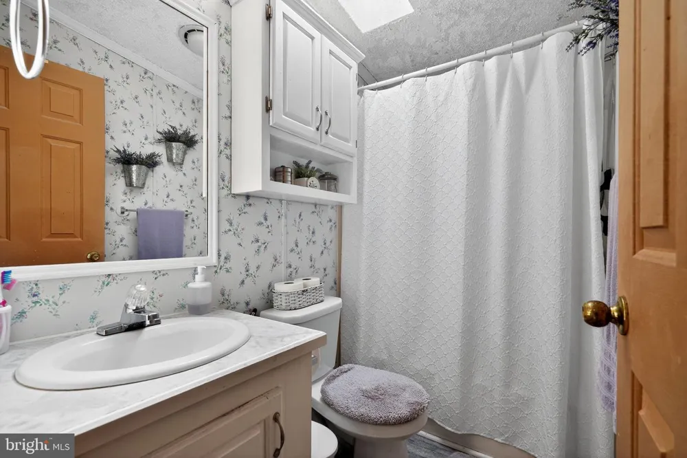 4 SOUTH DRIVE East Windsor, NJ 08520