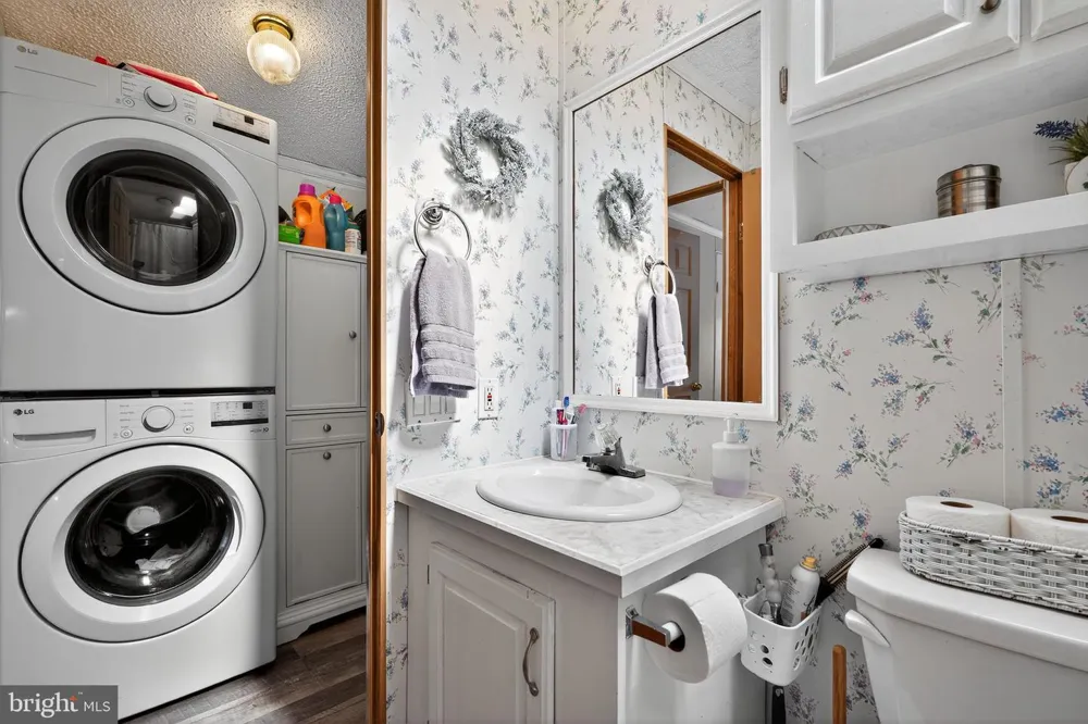 4 SOUTH DRIVE East Windsor, NJ 08520