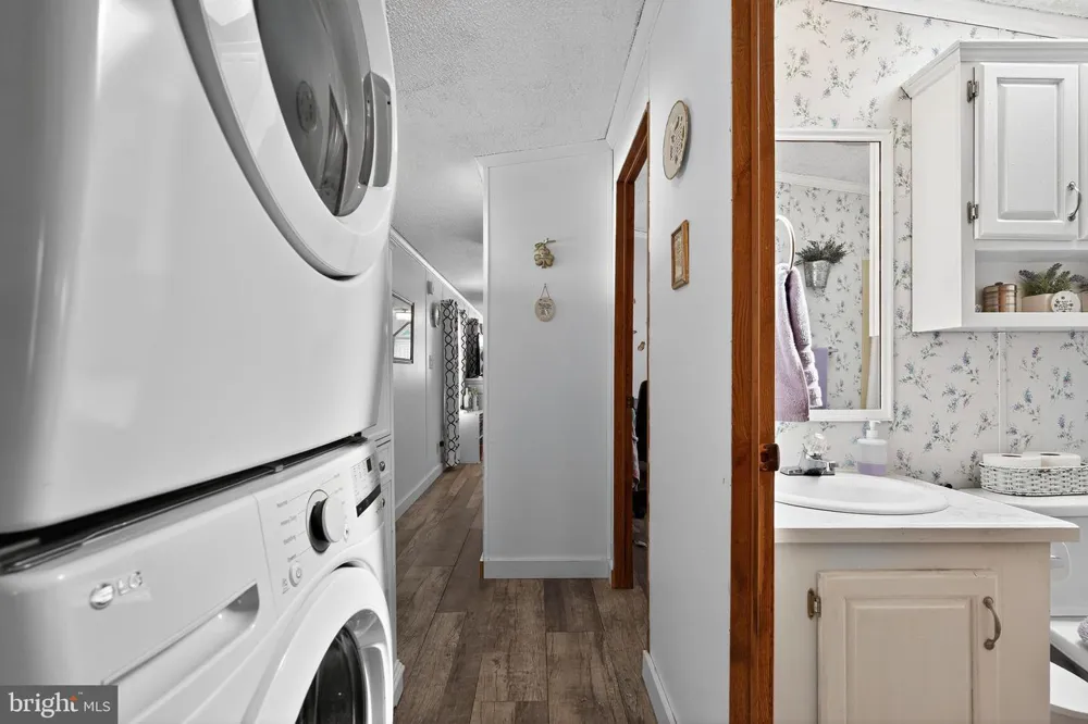 4 SOUTH DRIVE East Windsor, NJ 08520