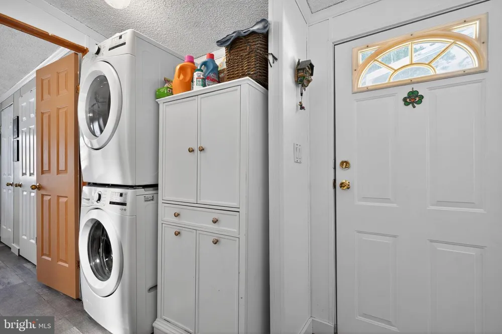 4 SOUTH DRIVE East Windsor, NJ 08520