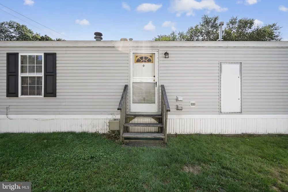 4 SOUTH DRIVE East Windsor, NJ 08520