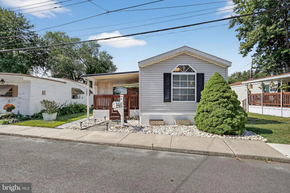4 SOUTH DRIVE East Windsor, NJ 08520
